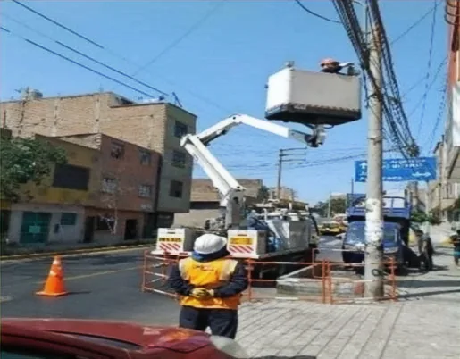 Operación de brazo elevador para trabajos en vía pública